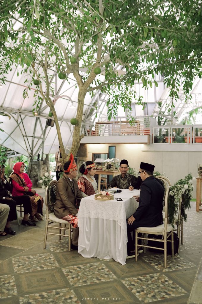 Chonnie & Asep's Intimate Garden Wedding by Pandora Wedding Planner - 019