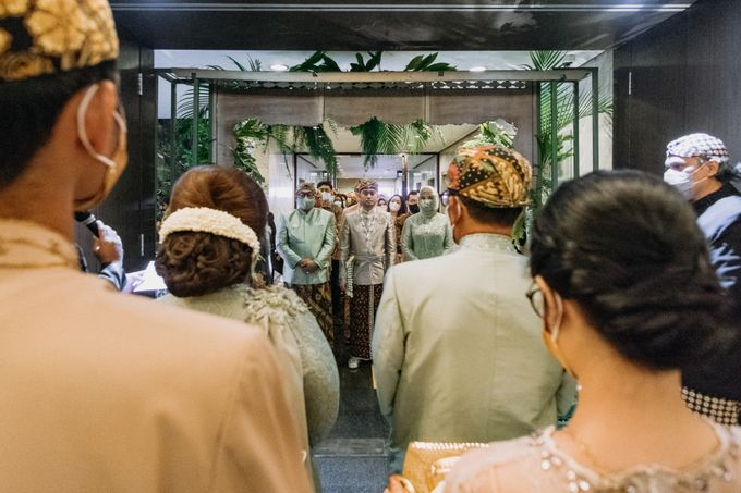 Intimate Akad | Financial Club Jkt - Riri & Kemal by diskodiwedding - 005 Intimate Akad | Financial Club Jkt - Riri & Kemal by diskodiwedding - 005