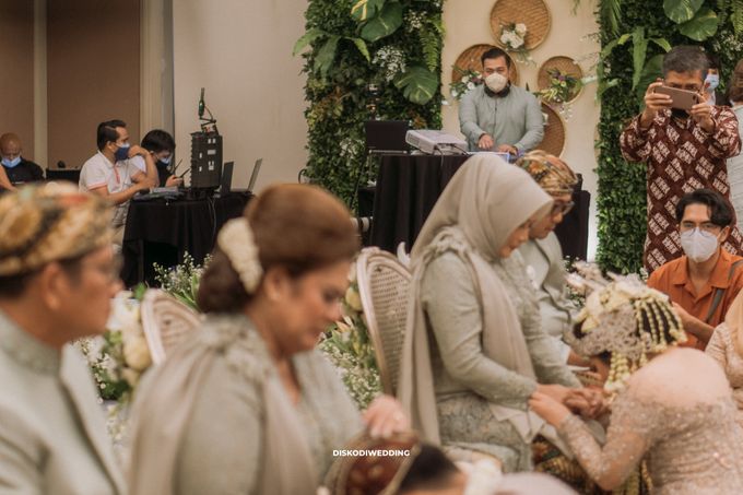 Intimate Akad | Financial Club Jkt - Riri & Kemal by diskodiwedding - 009 Intimate Akad | Financial Club Jkt - Riri & Kemal by diskodiwedding - 009