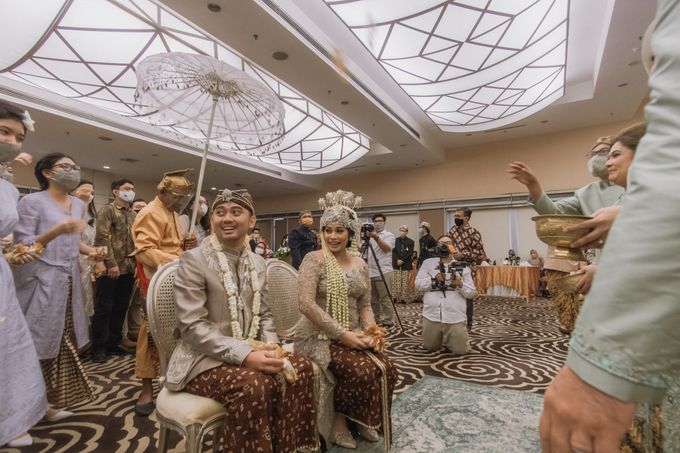 Intimate Akad | Financial Club Jkt - Riri & Kemal by diskodiwedding - 010 Intimate Akad | Financial Club Jkt - Riri & Kemal by diskodiwedding - 010
