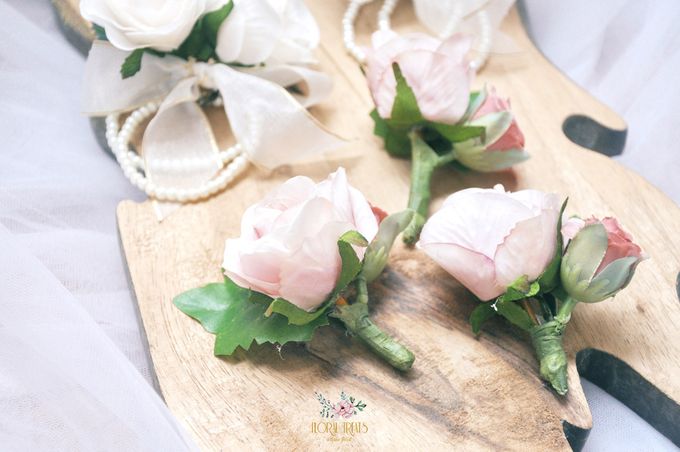 Corsages & Hand Corsages for Erdick Stephanie Wedding by Floral Treats - 005 Corsages & Hand Corsages for Erdick Stephanie Wedding by Floral Treats - 005