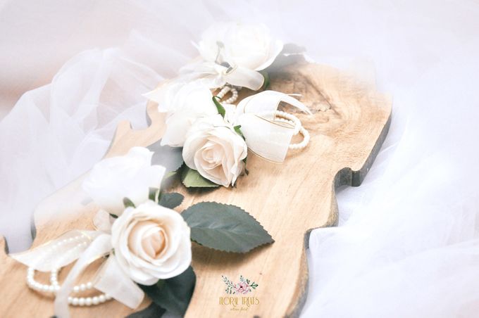 Corsages & Hand Corsages for Erdick Stephanie Wedding by Floral Treats - 009 Corsages & Hand Corsages for Erdick Stephanie Wedding by Floral Treats - 009