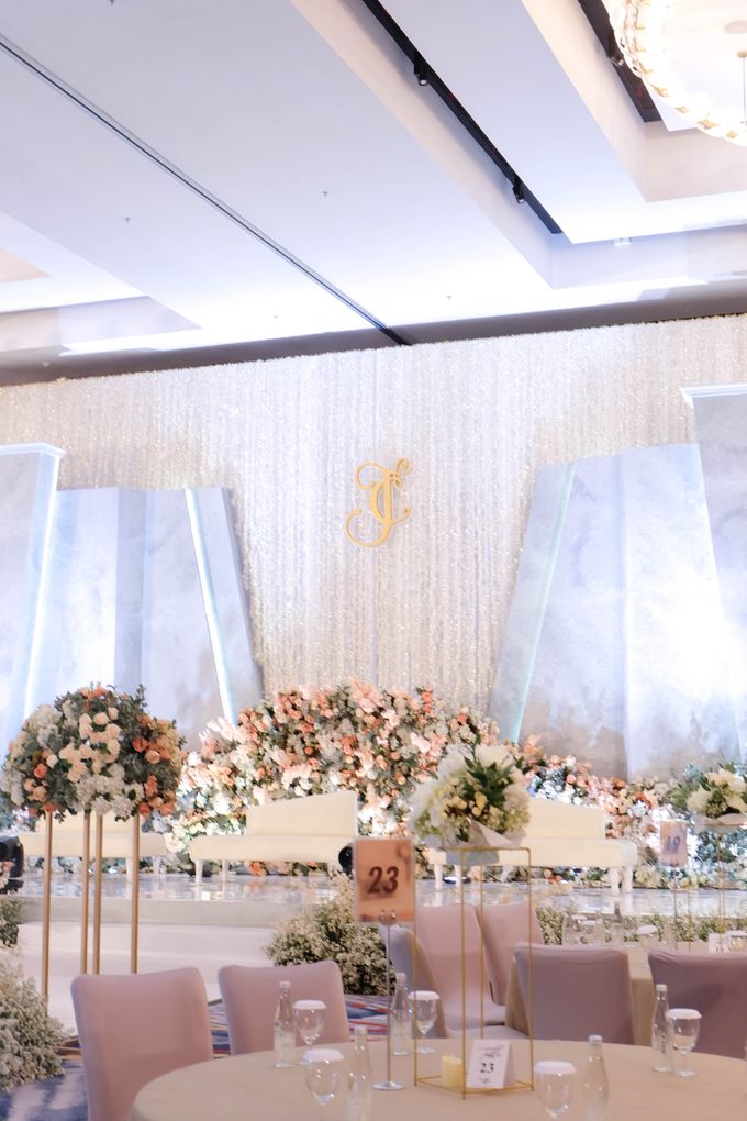 Johny & Cindy Wedding Decoration at Pullman Grand Ballroom, Bandung by Valentine Wedding Decoration - 010