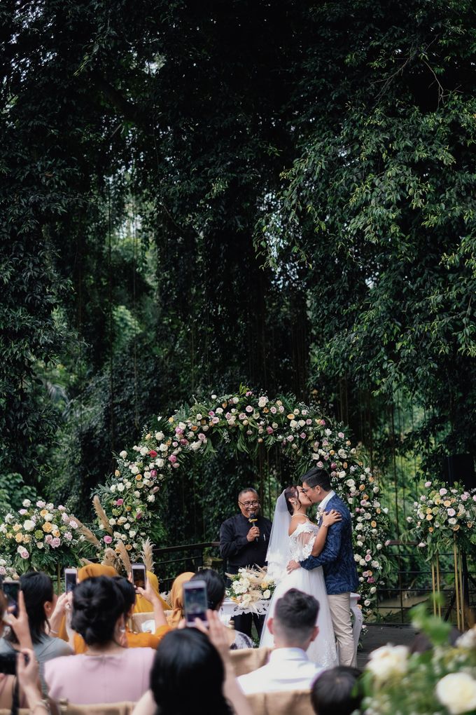 Wedding at Riverside by Bali Flower Decor - 009 Wedding at Riverside by Bali Flower Decor - 009
