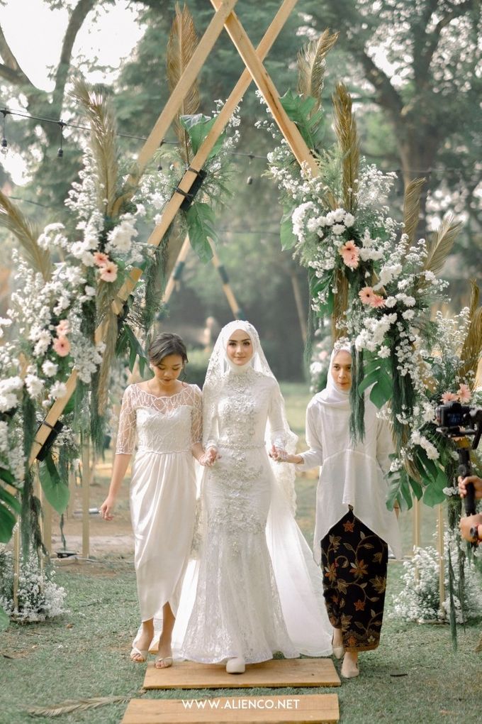 The Wedding Of Melly & Wisnu by alienco photography - 006