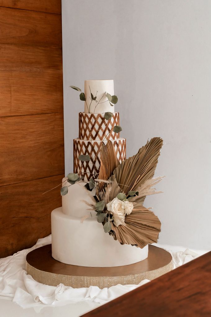 rattan weave and dried palm trees - modern heritage by KAIA Cakes & Co. - 001 rattan weave and dried palm trees - modern heritage by KAIA Cakes & Co. - 001