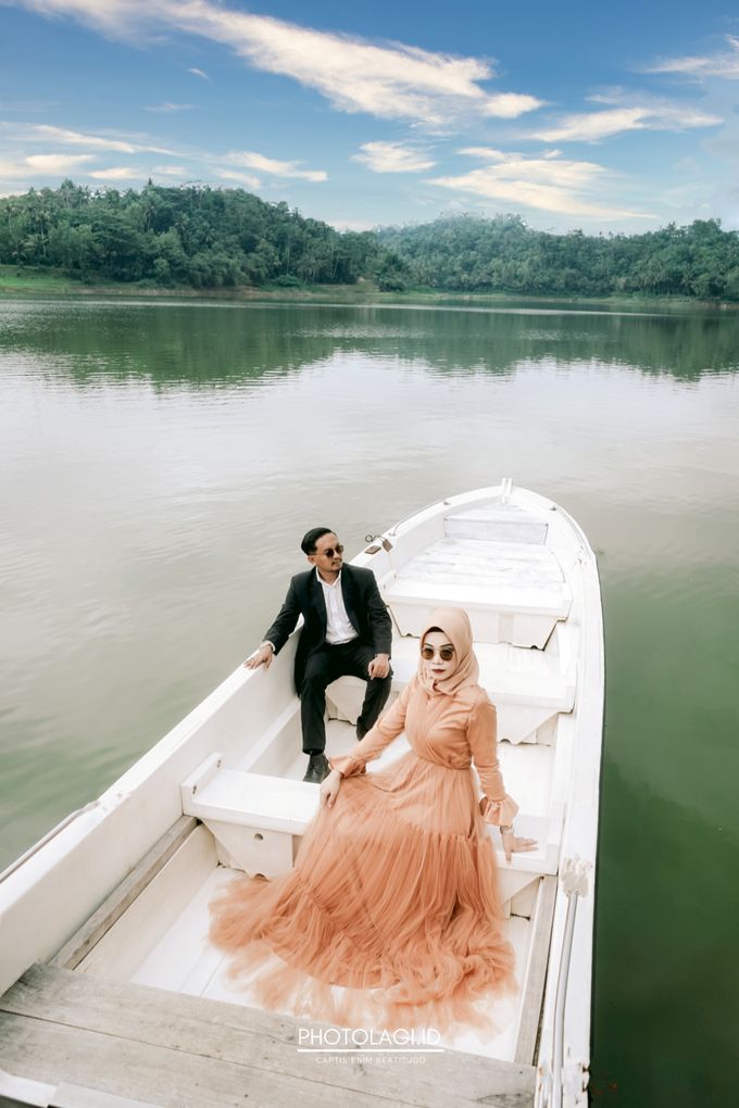 Satria + Winda - Prewedding by Photolagi.id - 002