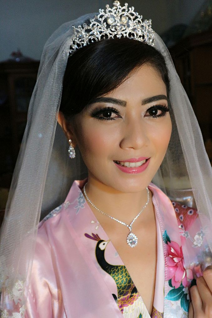 Wedding Day Makeup & Hairdo for Widya by Nike Makeup & Hairdo - 004 Wedding Day Makeup & Hairdo for Widya by Nike Makeup & Hairdo - 004