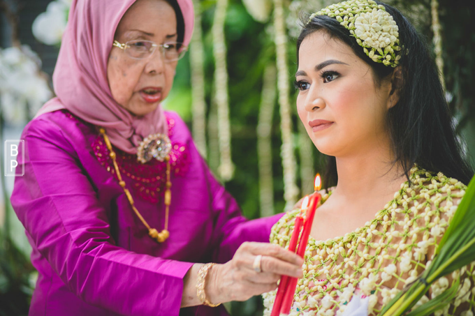 Wedding make up for Tara Rawindra (Javanese Paes& Padang) and Kathya Paramitha (National) by Yoga Septa Make Up Artist - 022 Wedding make up for Tara Rawindra (Javanese Paes& Padang) and Kathya Paramitha (National) by Yoga Septa Make Up Artist - 022