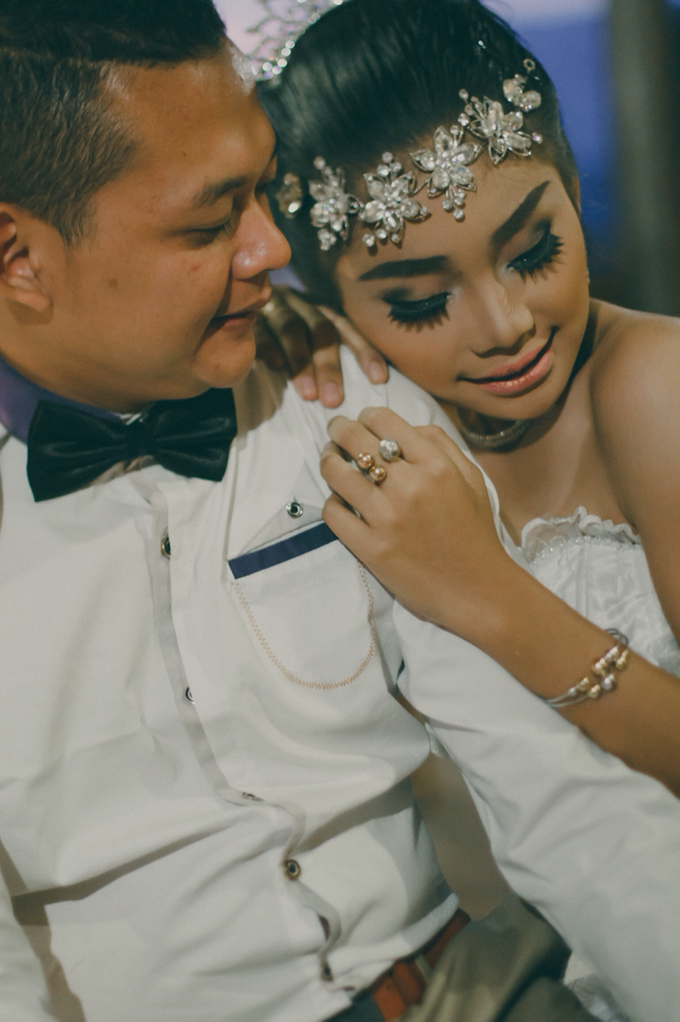 Della dan Harry | engagement by bayu & bambang by Picxelphoto - 045