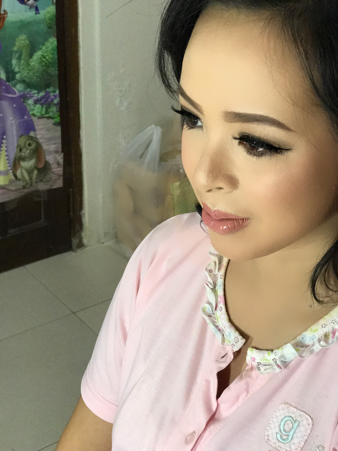 Party makeup by AyuAbriyantimakeupartist - 042