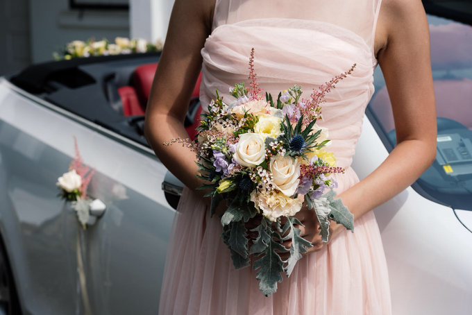 Bridal car engagement photoshoot  by Liz Florals - 006