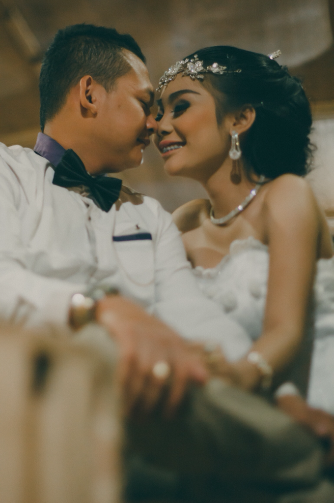 Della dan Harry | engagement by bayu & bambang by Picxelphoto - 043