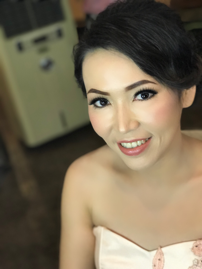 Party makeup by AyuAbriyantimakeupartist - 049