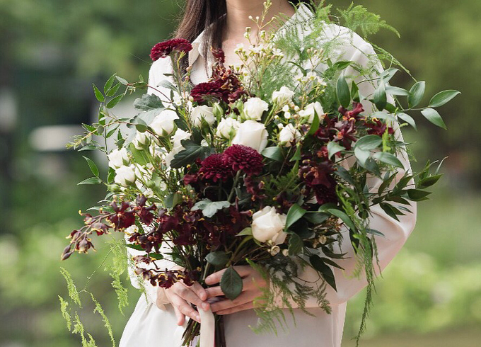 Wild burgundy bouquet by Liz Florals - 004