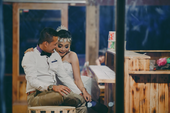 Della dan Harry | engagement by bayu & bambang by Picxelphoto - 035