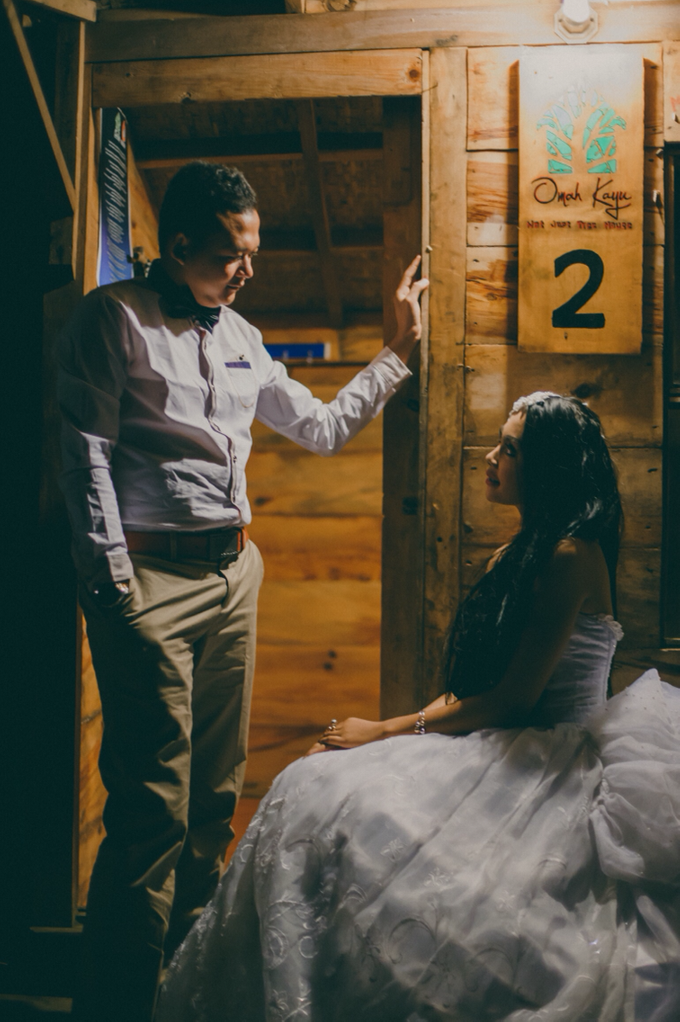 Della dan Harry | engagement by bayu & bambang by Picxelphoto - 019