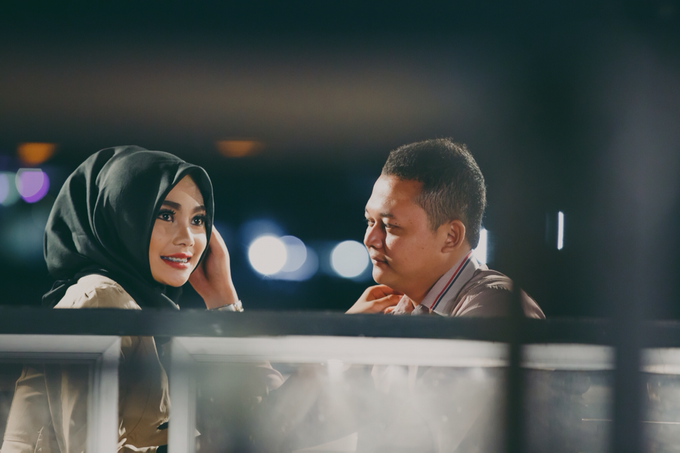 Della dan Harry | engagement by bayu & bambang by Picxelphoto - 006