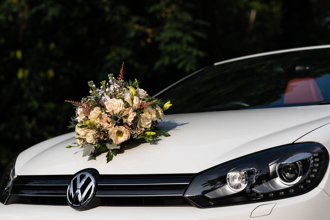 Bridal car engagement photoshoot  by Liz Florals - 001