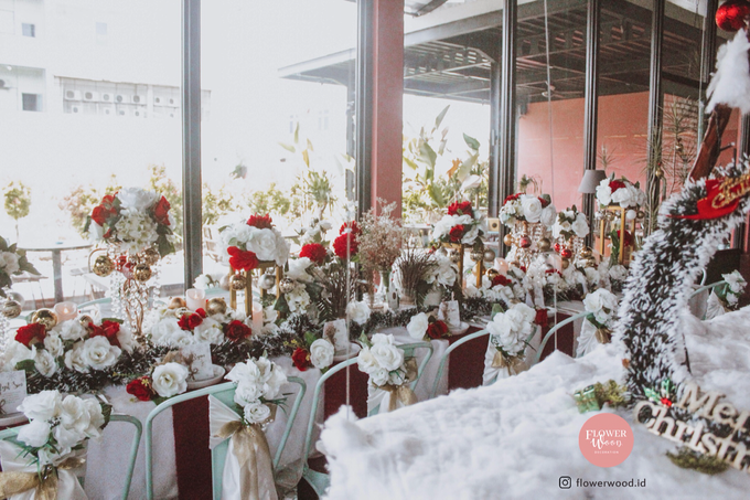 christmas table setting by flower wood