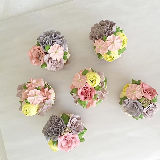 Floral cupcakes by The Rosette Co - 006