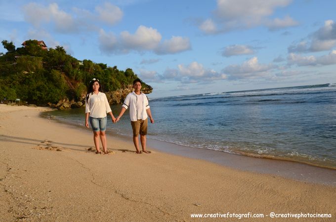 Prewedding di Pantai Jogja (romantic prewedding in the beach) by Creative Fotografi - 020