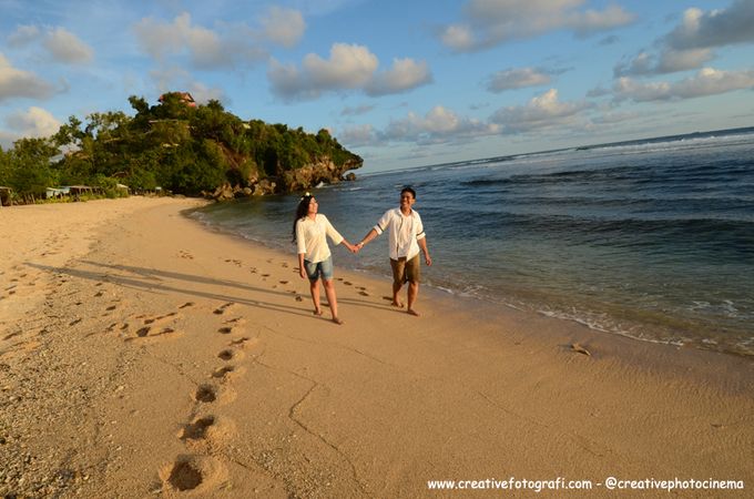 Prewedding di Pantai Jogja (romantic prewedding in the beach) by Creative Fotografi - 014