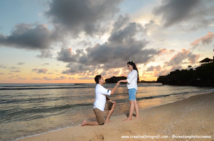 Prewedding di Pantai Jogja (romantic prewedding in the beach) by Creative Fotografi - 011