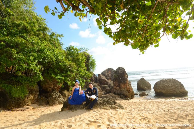 Prewedding di Pantai Jogja (romantic prewedding in the beach) by Creative Fotografi - 002