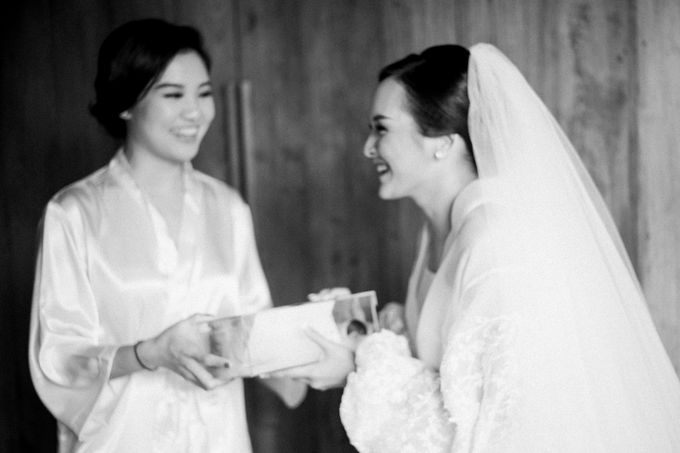 Ganda & Stella Cliffside Wedding by Vilia Wedding Planner - 015 Ganda & Stella Cliffside Wedding by Vilia Wedding Planner - 015