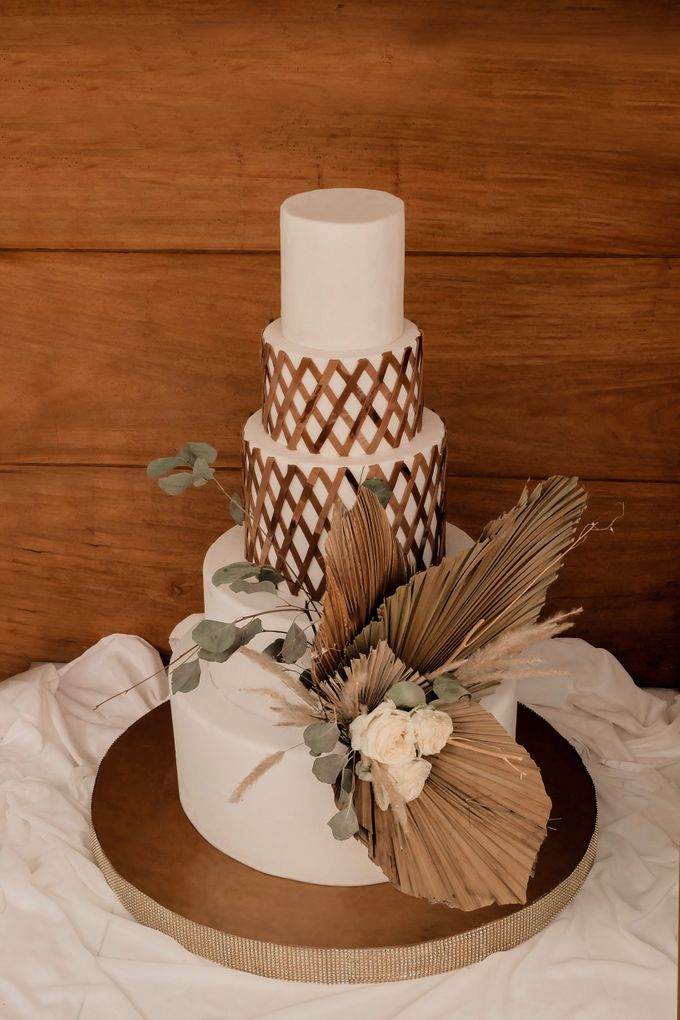 rattan weave and dried palm trees - modern heritage by KAIA Cakes & Co. - 003 rattan weave and dried palm trees - modern heritage by KAIA Cakes & Co. - 003