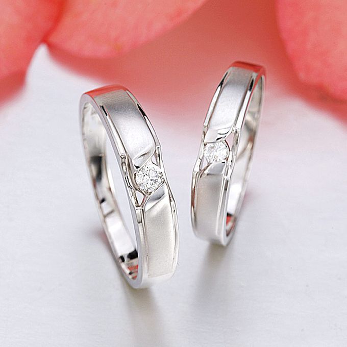 Tiaria Graceful Diamond Ring Perhiasan Cincin Pernikahan Emas dan Berlian by TIARIA - 002 Tiaria Graceful Diamond Ring Perhiasan Cincin Pernikahan Emas dan Berlian by TIARIA - 002