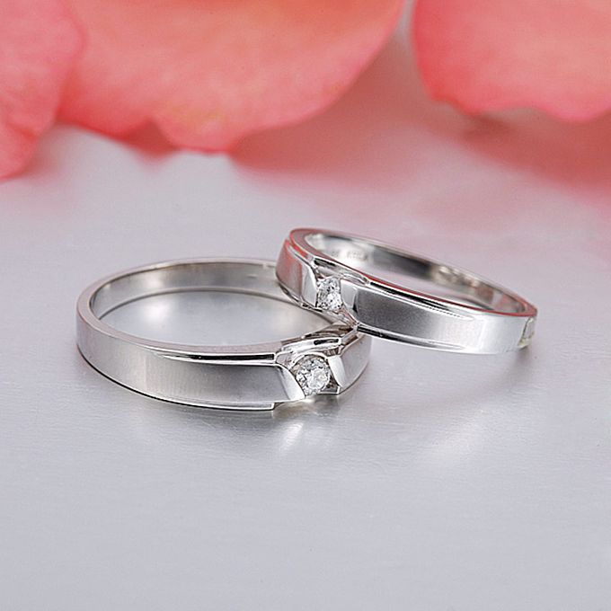 Tiaria Graceful Diamond Ring Perhiasan Cincin Pernikahan Emas dan Berlian by TIARIA - 003 Tiaria Graceful Diamond Ring Perhiasan Cincin Pernikahan Emas dan Berlian by TIARIA - 003