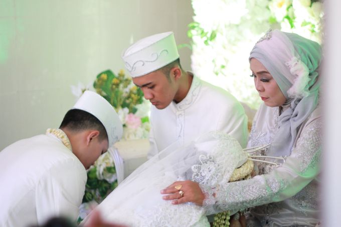 Kebaya Akad Nikah Sunda Hana & Didik by Laksmi 0817 0370 7670 by LAKSMI - Kebaya Muslimah & Islamic Bride - 006 Kebaya Akad Nikah Sunda Hana & Didik by Laksmi 0817 0370 7670 by LAKSMI - Kebaya Muslimah & Islamic Bride - 006