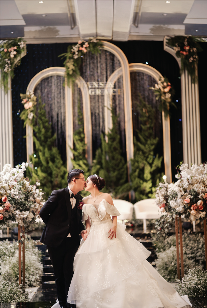 Hans & Grace Wedding Decoration at Grand Sudirman by Martin Zhulian Make Up Artist - 002