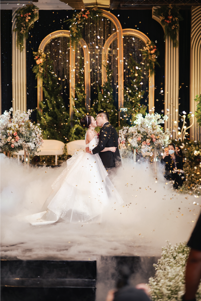 Hans & Grace Wedding Decoration at Grand Sudirman by Martin Zhulian Make Up Artist - 006