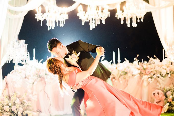 Elegant Wedding Decoration with the mix of blush and ivory at The Ritz Carlton by Silverdust Decoration - 001 Elegant Wedding Decoration with the mix of blush and ivory at The Ritz Carlton by Silverdust Decoration - 001
