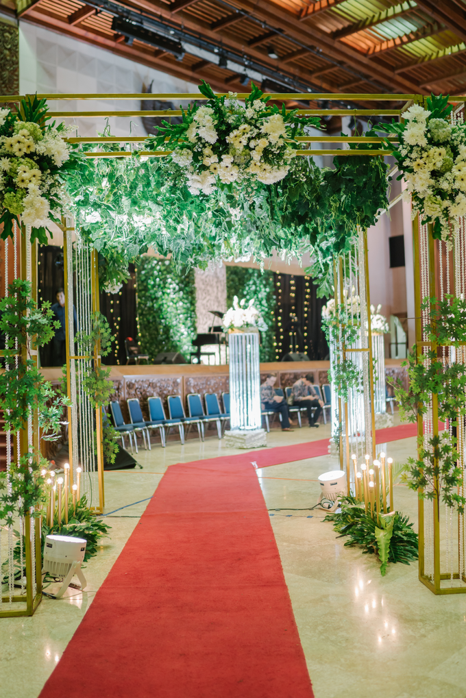 karina-irsyad-reception-manggala-wanabakti-hr-team-wedding-group