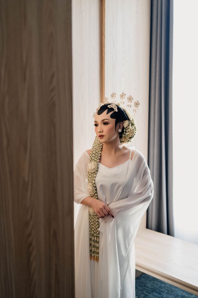 Ikko & Ghani Wedding at The Allwynn Grand ballroom by Kaara Bride by Mutiara Meddyan - 004