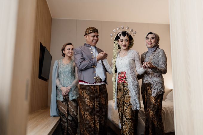 Ikko & Ghani Wedding at The Allwynn Grand ballroom by Kaara Bride by Mutiara Meddyan - 006