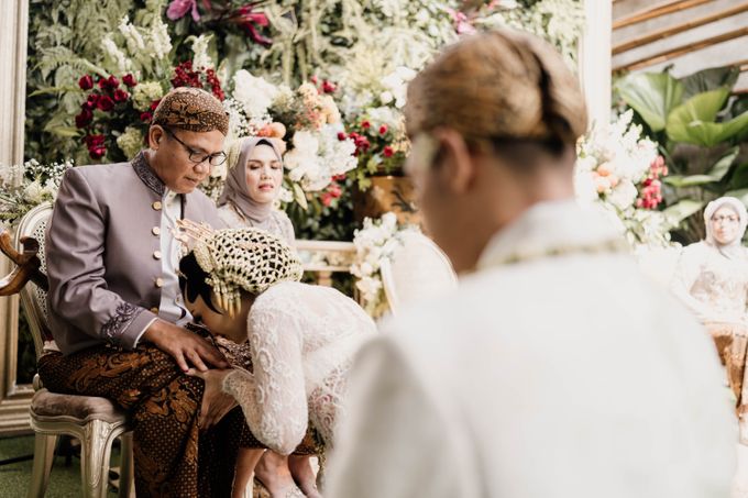 Ikko & Ghani Wedding at The Allwynn Grand ballroom by Kaara Bride by Mutiara Meddyan - 009