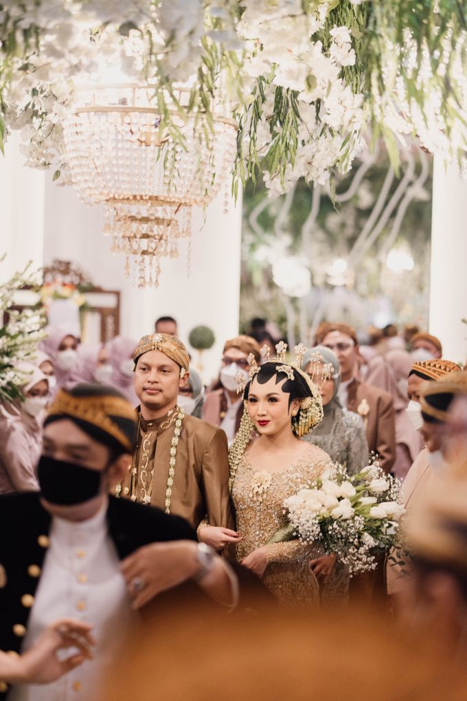 Ikko & Ghani Wedding at The Allwynn Grand ballroom by Kaara Bride by Mutiara Meddyan - 017