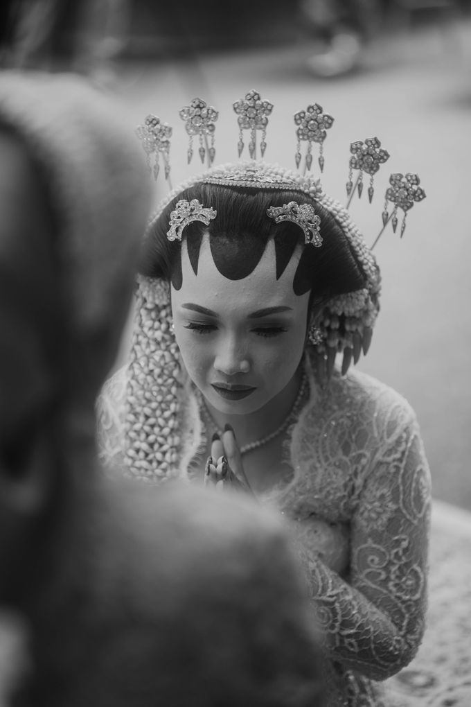 Ikko & Ghani Wedding at The Allwynn Grand ballroom by Kaara Bride by Mutiara Meddyan - 023