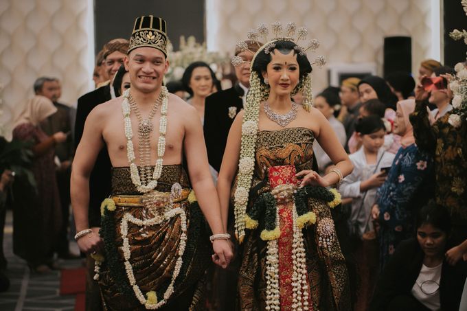 JAVANASE WEDDING OF TIARA & EMIL by Menara Mandiri by IKK Wedding - 015