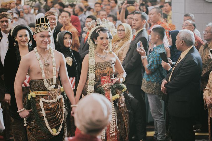 JAVANASE WEDDING OF TIARA & EMIL by Menara Mandiri by IKK Wedding - 016