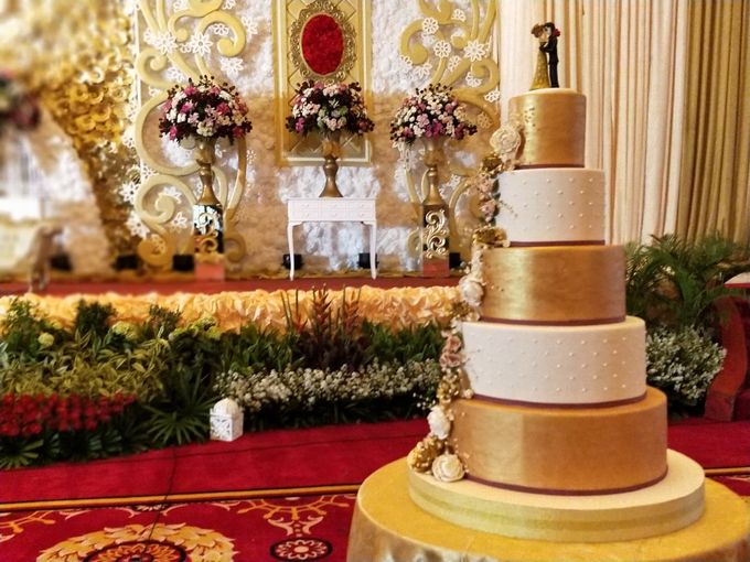 Golden Royalty Cake by Cakes 'n' Bakes - 005 Golden Royalty Cake by Cakes 'n' Bakes - 005