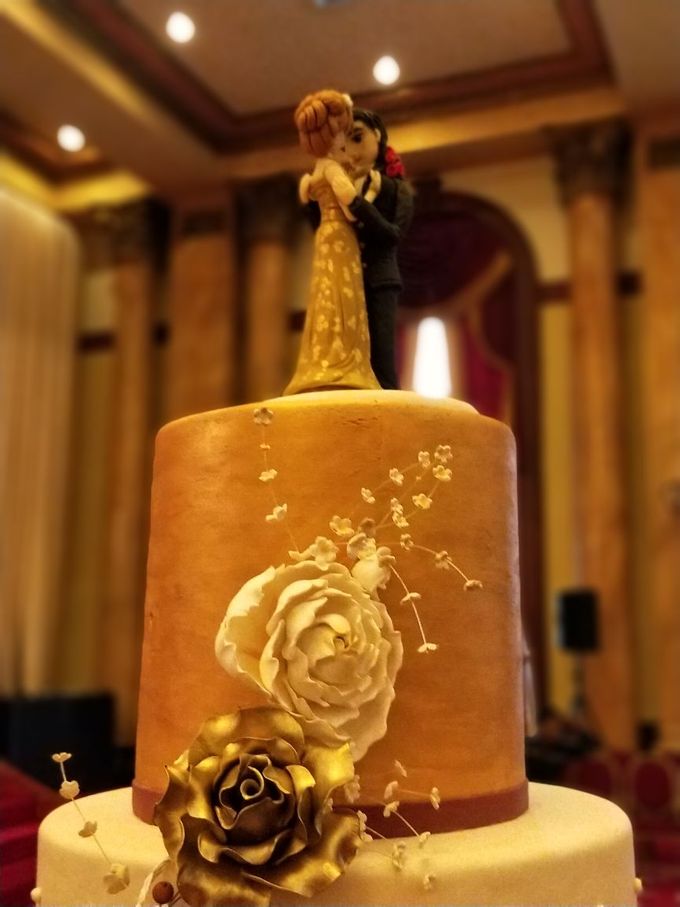 Golden Royalty Cake by Cakes 'n' Bakes - 001 Golden Royalty Cake by Cakes 'n' Bakes - 001