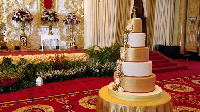 Golden Royalty Cake by Cakes 'n' Bakes - 004 Golden Royalty Cake by Cakes 'n' Bakes - 004