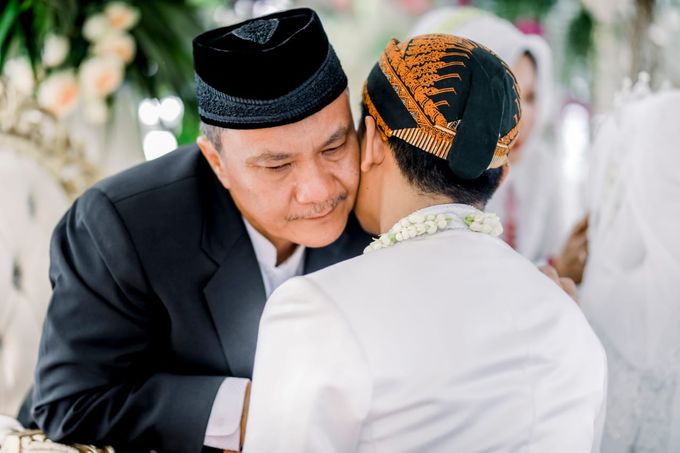 The Wedding Of Tommy & Intan by LAKSMI - Kebaya Muslimah & Islamic Bride - 009 The Wedding Of Tommy & Intan by LAKSMI - Kebaya Muslimah & Islamic Bride - 009