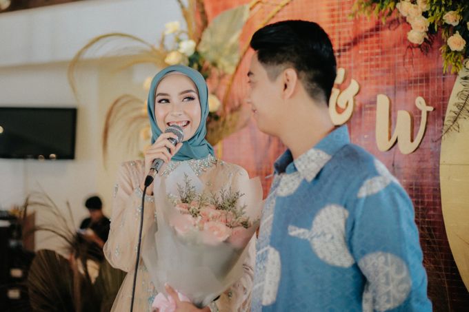 The Engagement of Melly & Wisnu by alienco photography - 004